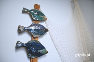 Jedna z rzeźb lek. Izabeli Fołty – trzy flądry na drewnianym stelażu (fot. Jakub Winiewski)