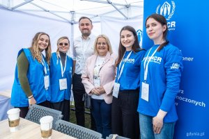Wiceprezydent Gdyni Tomasz Augustyniak i przedstawicielki UNHCR, Agencji ONZ ds. Uchodźc&oacute;w (fot. Piotr Żagiell)