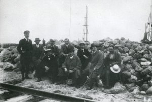 Budowany port podczas inspekcji - trzeci od prawej inż. Tadeusz Wenda, 1921 r.,  fot. ze zbior&oacute;w Muzeum Miasta Gdyni