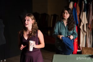 Dwie kobiety na scenie