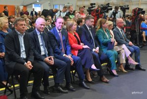 Na zdjęciu (od lewej): przewodniczący Rady Sejmika Województwa Pomorskiego Jan Kleinszmidt, senator Sławomir Rybicki, marszałek Mieczysław Struk, wiceprezydentka Gdyni Oktawia Gorzeńska, przewodniczący Rady Miasta Gdyni Tadeusz Szemiot, prezydent Gdyni Aleksandra Kosiorek, ministra edukacji Barbara Nowacka, kurator oświaty Grzegorz Kryger (fot. Magdalena Starnawska)