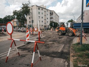 na pierwszym planie oznakowanie "zakaz wjazdu", w tle roboty drogowe na skrzyżowaniu, wymiana nawierzchni