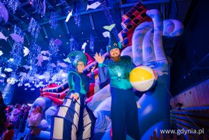 Para artyst&oacute;w na szczudłach