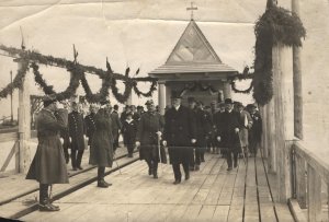 Prezydent RP Stanisław Wojciechowski (z przodu po prawej) podczas poświęcenia portu tymczasowego, 29 kwietnia 1923 r., fot. ze zbior&oacute;w Muzeum Miasta Gdyni