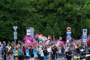 Uczestnicy 11. Tr&oacute;jmiejskiego Marszu R&oacute;wności idący ulicą 
