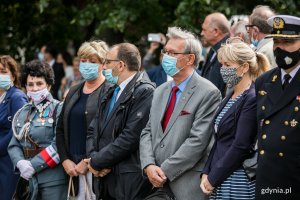 W uroczystości wzięli udział m.in. (od lewej): radna Elżbieta Raczyńska, Andrzej Bień - wiceprzewodniczący Rady Miasta Gdyni, radny miasta Zenon Roda, dyrektorka Centrum Aktywności Seniora w Gdyni - Bożena Zglińska oraz Tomasz Szubrycht - rektor Akademii Marynarki Wojennej w Gdyni // fot. Karol Stańczak