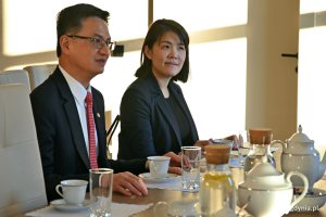 Jeff Y. J. Liu –  dyrektor Biura Przedstawicielstwa Tajpej w Polsce i Katie Kai-ti Lin – trzecia sekretarz Biura Przedstawicielstwa Tajpej w Polsce podczas spotkania w Urzędzie Miasta Gdyni 