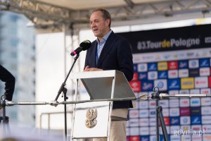 Marszałek wojew&oacute;dztwa pomorskiego Mieczysław Struk przemawiający podczas prezentacji drużyn 83. Tour de Pologne