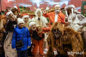 Święty Mikołaj, elf i zwierzęta wraz z młodymi gdynianami podczas zabawy mikołajkowej na placu Grunwaldzkim 