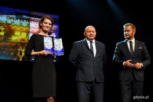 Wiceprezydent Gdyni, Katarzyna Gruszecka-Spychała odbiera nagrodę Gryfa Pomorskiego dla AlterArt za Open'er Festival, fot. Kamil Złoch