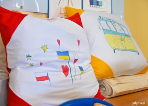Poduszki z nadrukiem rysunków dzieci z SP18 w Gdyni // fot. Marcin Mielewski
