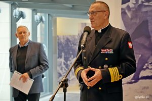 Ks. kmdr Zbigniew Rećko – proboszcz parafii pw. Matki Boskiej Częstochowskiej w Gdyni przemawiający podczas uroczystości przekazania kapliczki pamięci Józefa i Zofii Unrugów. Za nim, po lewej stronie, Aleksander Gosk – zastępca dyrektora Muzeum Marynarki Wojennej  