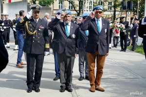Przedstawiciele Stowarzyszenia Kombatant&oacute;w Misji Pokojowych ONZ składający kwiaty podczas uroczystości z okazji 82. rocznicy wybuchu powstania warszawskiego 