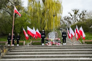 Posterunek honorowy przed pomnikiem Konstytucji 3 Maja. Za nim powiewają biało-czerwone flagi // fot. Karol Stańczak