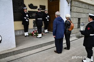 Składanie wiązanek przez delegacje, fot. Michał Sałata