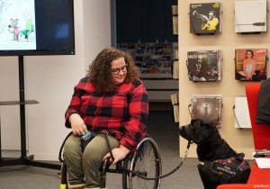  Marta Czachor z Wydziału Dostępności Urzędu Miasta Gdyni z psem asystującym Delicją