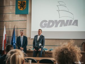 Podpisanie umowy na odbiór energii grupa Norda. Od lewej: Rafał Geremek, wiceprezydent Ggyni i Michał Felon, dyrektor ZDiZ w Gdyni (fot. Marcin Mielewski)