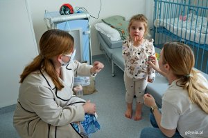 Prezydent Gdyni Aleksandra Kosiorek wraz z małą pacjentką i jej mamą podczas wizyty na Oddziale Pediatrycznym Szpitala św. Wincentego a Paulo w Gdyni 