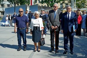 Przedstawiciele Stowarzyszenia Gdynian Wysiedlonych składający kwiaty przed pomnikiem podczas uroczystości upamiętniających 81. rocznicę wybuchu powstania warszawskiego 