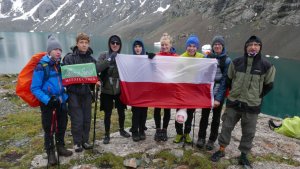 Grupa gdyńskich uczniów w górach z biało-czerwoną flagą // fot. z archiwum Marcina Janka