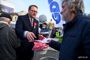 Flagi mieszkańcom Gdyni rozdawał wiceprezydent Marek Łucyk // fot. Paweł Kukla