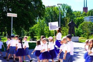 Grupa dzieci, dziewycznki w granatowych sp&oacute;dniczkach