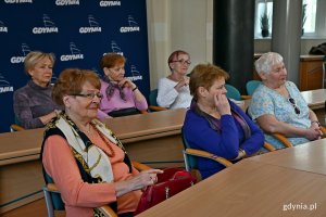 Seniorzy z Centrum Aktywności Seniora podczas spotkania z samorządowcami w Urzędzie Miasta Gdyni 