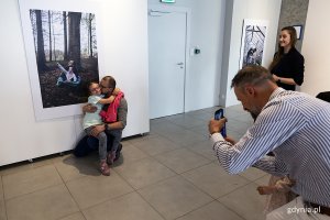 Wernisaż wystawy fotografii Barbary Matwiejczyk i Piotra Manasterskiego pt. "Bliskość. Czułość". Fot. Przemysław Kozłowski