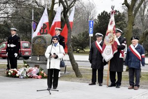 Gdyńskie uroczystości 77 rocznicy powstania Armii Krajowej - przemawia przewodnicząca gdyńskiego koła AK