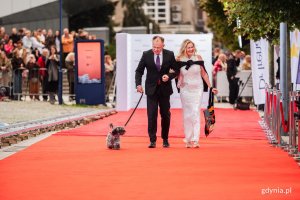 Grażyna Szapołowska i Paweł Potoroczyn na czerwonym dywanie (fot. Karol Stańczak)