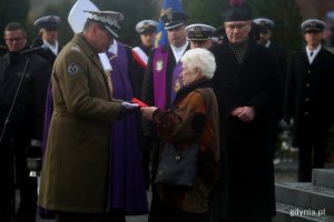 Siostrze mata Karola Martyńskiego przekazano pamiątkową banderę//fot. Przemysław Kozłowski