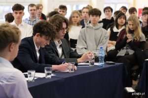 Debata Oksfordzka z tezą: „Szkoła częściej narusza prawa dziecka, niż je chroni”, na zdjęciu uczniowie klasy III D z IALO w Gdyni (fot. Katarzyna Balcerzak)