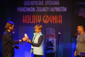 Rafał Wierzbicki odbiera statuetkę z rąk Moniki Witkowskiej - członkini kapituły Kolosów // fot. Anna Rezulak