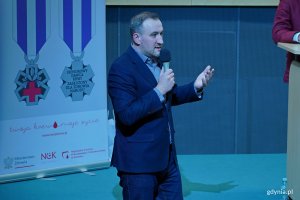 Wiceprezydent Gdyni Tomasz Augustyniak przemawiający podczas gali honorującej dawc&oacute;w krwi z regionu (fot. Magdalena Czernek)