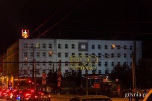 &bdquo;Zaczęło się  od morza. Baśniowa opowieść o Gdyni&rdquo;, video mapping na fasadzie urzędu miasta i widzowie