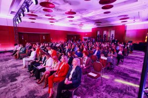 Siedzący na krzesłach uczestnicy konferencji „Polka XXI wieku” na jednej z sal Hotelu Regent w Warszawie // fot. materiały Fundacji Projekt PL