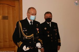 Od lewej: kmdr ppor. Marek Szwedo – dotychczasowy szef sekcji ratownictwa lotniczego dowództwa Brygady Lotnictwa Marynarki Wojennej oraz kmdr pil. Andrzej Szczotka – dowódca Brygady Lotnictwa Marynarki Wojennej // fot. BLMW