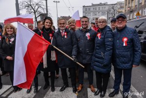 W paradzie brali udział: prezydent Wojciech Szczurek, wiceprezydent Katarzyna Gruszecka-Spychała, przewodnicząca gdyńskiej Rady Miasta Joanna Zielińska i radni Ewa Krym, Paweł Brutel i Stanisław Borski // fot. Przemysław Świderski