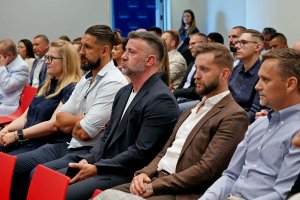 Uczestnicy uroczystości wręczenia plakiet Michelin 2026 zgromadzeni w Muzeum Emigracji 