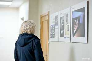 Jedna z uczestniczek wernisażu przyglądająca się wystawie &bdquo;Gdynia Miasto Modernizmu&rdquo; 