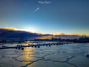 Marina i lód na wodzie, którzy przypomina "lodowe puzzle", fot. Michał Pietrzak