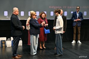 Anna Obuchowska &ndash; pomorski państwowy wojew&oacute;dzki inspektor sanitarny i członkowie jury wręczający statuetkę Jakubowi Zabłockiemu 