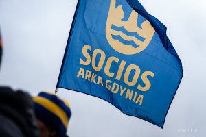 Symboliczne odsłonięcie tablicy z nazwą placu Janusza Kupcewicza przy Stadionie Miejskim w Gdyni (fot. Kamil Złoch)