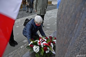 Kwiaty pod pomnikiem Eugeniusza Kwiatkowskiego składa Joanna Zielińska - przewodnicząca Rady Miasta Gdyni // fot. Paweł Kukla