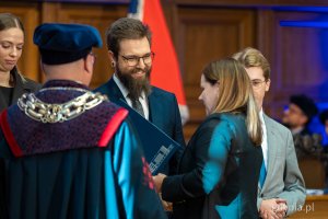 Jeden z wyróżnionych studentów w tegorocznej edycji Nagrody im. prof. Romualda Szczęsnego. Inauguracja roku akademickiego 2025/2026 na Politechnice Gdańskiej (fot. Kamil Złoch)