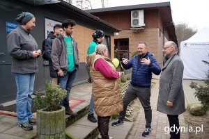 Wiceprezydenci Michał Guć i Marek Łucyk wraz z pracownikami schroniska 