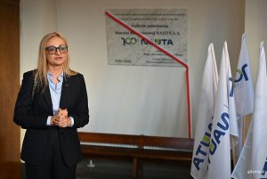 Tablica pamiątkowa w Parafii Matki Bożej Nieustającej Pomocy i św. Piotra Rybaka. Na zdjęciu: prezes zarządu Stoczni Remontowej NAUTA Monika Kozakiewicz (fot. Magdalena Starnawska)