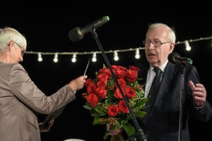 Kwiaty jubilatowi wręczyła przewodnicząca Rady Miasta Gdyni Joanna Zaielińska // fot. materiały prasowe teatru