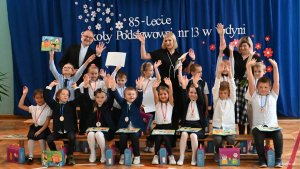 Uczniowie gdyńskiej Szkoły Podstawowej nr 13 podczas uroczystości 85-lecia ich szkoły // Magdalena Śliżewska