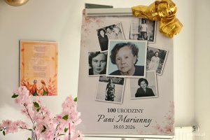 Tablica z kolażem zdjęć pani Marianny na przyjęciu urodzinowym 